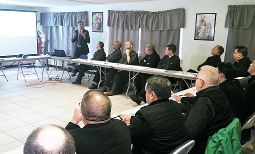Andres Arango, Delegado del Obispo para el Ministerio Hispano en la Diócesis de Camden, habla a sacerdotes acerca del V Encuentro en el Centro de Retiros San Juan Pablo II en Vineland.