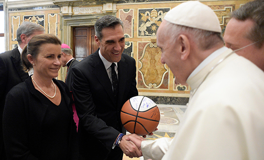 CNS photo/Vatican Media
Pope Francis greets Jay and Patricia Wright during a private audience with a delegation from Villanova University at the Vatican April 14. Jay Wright, coach of the Villanova University men’s basketball team, presented the pope with a basketball signed by the players who won the 2018 NCAA tournament.