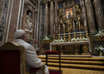 Pope Francis prays in front of the Marian icon "Salus Populi Romani" at the Basilica of St. Mary Major in Rome Dec. 8, 2021, the feast of the Immaculate Conception. (CNS photo/Vatican Media)