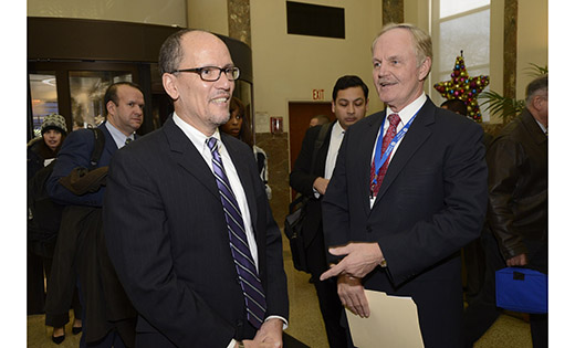 Alexander J. Hatala, Presidente y Director Ejecutivo de Lourdes Health System, habla con Thomas Perez, Secretario del Trabajo de EE.UU. durante su reciente visita a Our Lady of Lourdes Medical Center en Camden, NJ. El Secretario Perez hizo un recorrido por el centro médico y se informó de los esfuerzos por incrementar las inscripciones en los seguros médicos.
