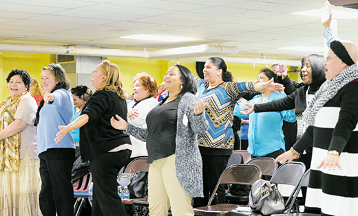 Entusiastas participantes cantan durante un día de formación para los líderes del ministerio hispano el 28 de marzo en la parroquia de San Antonio, Camden

Foto Alan M. Dumoff, http://ccdphotolibrary.smugmug.com