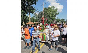 Una estatua de Nuestra Señora de Guadalupe es llevada en procesión durante la festividad de Nuestra Señora del Carmen en Hammonton el 16 de julio. Foto Alan M. Dumoff