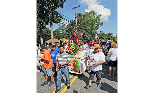 Una estatua de Nuestra Señora de Guadalupe es llevada en procesión durante la festividad de Nuestra Señora del Carmen en Hammonton el 16 de julio.

Foto Alan M. Dumoff