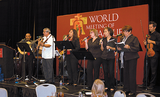 Damaris Thillet, en el medio, directora asociada de la Oficina del Culto en la Diócesis de Camden, canta en el encuentro de líderes hispanos de vida familiar en Philadelphia el 21 de Septiembre.

Foto James A. McBride