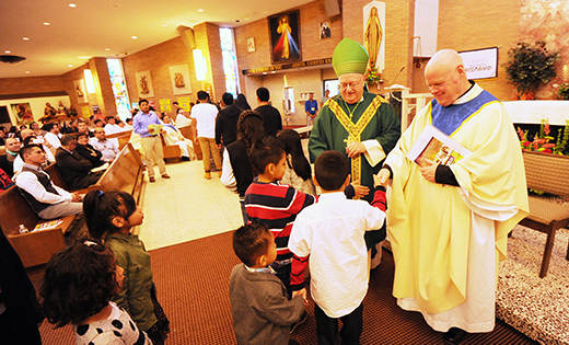 El Obispo Dennis Sullivan y el Padre Robert Hughes, vicario general, saludan a los niños durante la celebración hispana anual de la Diócesis de Camden, celebrada el 8 de noviembre en la Parroquia Divina Misericordia en Vineland.
Photos by Alan M. Dumoff