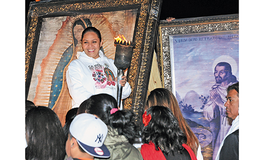 Una mujer con una antorcha está parada delante de una imagen de Nuestra Señora de Guadalupe, durante una parada en la Parroquia de la Divina Misericordia en Vineland, el 5 de diciembre. Un grupo de peregrinos pasó por Vineland en su caminar desde la Basílica de Guadalupe en México hasta la Catedral de San Patricio en Nueva York.

Photo by Alan M Dumoff

A woman carrying a torch stands before an image of Our Lady of Guadalupe during a stop at the Parish of Divine Mercy, Vineland, on Dec. 5. A group of pilgrims came through Vineland on their way from the Basilica of Guadalupe in Mexico on their way to St. Patrick’s Cathedral in New York.