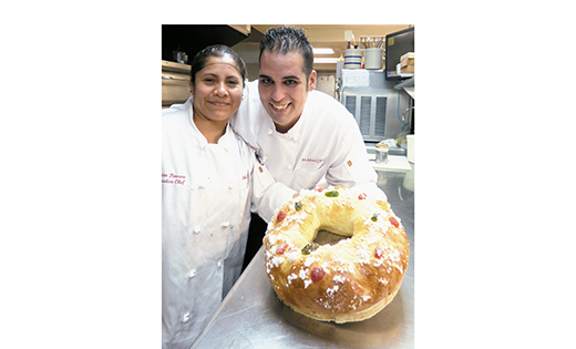 Margarita Castillo, principal repostera de dulces en la Taberna del Alabardero en Washington, y Javier Romero, chef ejecutivo, exhiben un terminado roscón de reyes, bizcocho tradicionalmente saboreado en México y España durante la Epifanía.

Foto CNS-Rhina Guidos