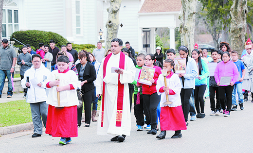 El Padre Armando Rodriguez Montoya de la Parroquia Nuestra Señora del Perpetuo Socorro conduce a los fieles en las estaciones de la Cruz el Viernes Santo en Egg Harbor City.

Father Armando Rodriguez Montoya of Our Lady of Perpetual Help Parish leads the faithful in the Stations of the Cross in Egg Harbor City on Good Friday.

Photo by Alan M. Dumoff, more photos ccdphotolibrary.smugmug.com