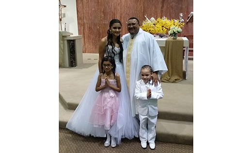 Por primera vez la Parroquia de San Simón Stock, Berlin, celebró una Quinceañera, una fiesta de quince años de una niña en la cultura Hispana en nuestro país y alrededor del mundo.  El Padre James Dabrowski invitó al Padre René Canales para dar la bendición especial a Jazmín Fernández el 21 de mayo.

For the first time Saint Simon Stock Parish, Berlin, celebrated a Quinceanera, a celebration of a girl’s 15th birthday in the Hispanic culture in our country and throughout the world.  Father James Dabrowski invited Father Rene Canales to give the special blessing to Jasmine Fernandez on May 21.