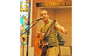 Jorge Morel canta en  la Iglesia San Francisco de Asís, Parroquia de la Divina Misericordia, en Vineland el 27 de mayo. Asistieron como 100 personas. Foto Alan M. Dumoff   Jorge Morel sings at Saint Francis of Assisi Church, Divine Mercy Parish, Vineland, on May 27. Some 100 people attended.