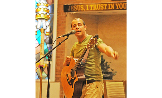 Jorge Morel canta en  la Iglesia San Francisco de Asís, Parroquia de la Divina Misericordia, en Vineland el 27 de mayo. Asistieron como 100 personas.

Foto Alan M. Dumoff
 
Jorge Morel sings at Saint Francis of Assisi Church, Divine Mercy Parish, Vineland, on May 27. Some 100 people attended.