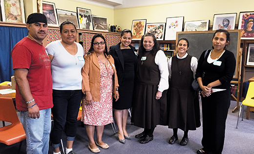 A la izquierda Noé y Maria Teresa Rodríguez de la escuela Our Lady Star of the Sea, Edelmira Maximo de Saint Mary School, Marianela Nunez de la Office of Catholic Schools, a la derecha la Hna. Gabriela y Madre Superiora Alma de Saint Joseph Hammonton, y al final Jessica Daza de Saint Joseph Somers Point.

Fotografía cortesía de la Hna. Ester Luz del Alba