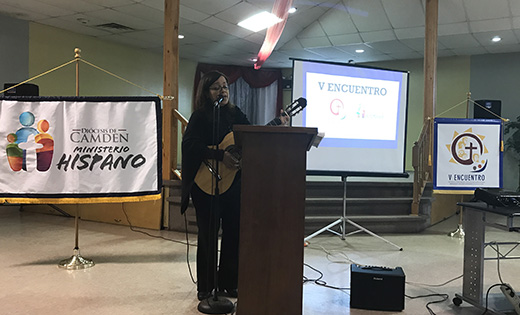 Damaris Thillet, Directora Asociada de Liturgia e Iniciación Cristiana en la Diócesis de Camden, dirige a los líderes hispanos en el canto en el Centro de Retiros de San Juan Pablo II en Vineland el 28 de enero.

Damaris Thillet, Associate Director of Worship & Christian Initiation in the Diocese of Camden, leads Hispanic leaders in song at the Saint John Paul II Retreat Center in Vineland on Jan. 28.