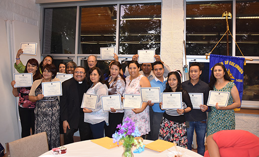 Un grupo de graduados del Programa del Ministerio para la Formación de Laicos de la Diócesis de Camden muestran sus certificados.

A group of graduates of the Camden Diocese’s Lay Ministry Formation Program hold their certificates.

Foto James A. McBride