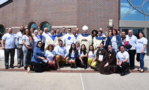 Delegados de la Diócesis de Camden se reúnen para una foto en el Encuentro regional, realizado el 28 de abril en la Co-catedral de San Roberto Belarmino en Freehold. El evento atrajo a unos 350 participantes de Nueva Jersey y Pensilvania.