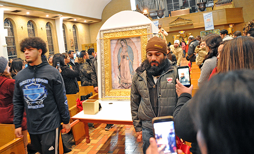Los feligreses llevan una imagen de Nuestra Señora de Guadalupe en la Iglesia de San Lorenzo, Parroquia Santuario de Nuestra Señora de Guadalupe, Lindenwold, el 11 de diciembre.
Parishioners carry an image of Our Lady of Guadalupe in Saint Lawrence Church, Our Lady of Guadalupe Parish Shrine, Lindenwold, on Dec. 11, the night before the feast.



Photo by Alan M. Dumoff