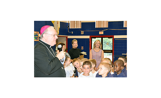 A special guest — Bishop Dennis Sullivan greets students at Our Lady of Mount Carmel Regional School, Berlin, at the beginning of the 2018-19 academic year.
Un invitado especial — Obispo Dennis Sullivan saluda a los estudiantes en La Escuela Regional Our Lady of Mt. Carmel, Berlin al principio del año escolar.