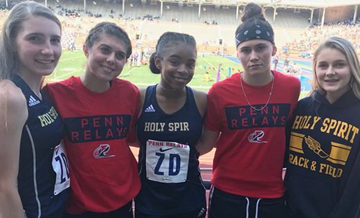 Ayanna Plummer, izquierda y arriba con teammates