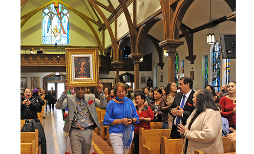 Foto por Alan M. Dumoff

Luis Rodríguez camina en procesión por la Iglesia de Nuestra Señora Estrella del Mar el domingo pasado sosteniendo la imagen de Nuestra Señora de la Altagracia, la patrona y protectora de la República Dominicana. La celebración incluyó misa, baile y comida tradicionales.

*********************

Luis Rodriguez processes down the aisle of Our Lady Star of the Sea Church last Sunday holding the image of Our Lady of Altagracia, the patroness and protector of the Dominican Republic. The celebration included Mass, and traditional dancing and food.
