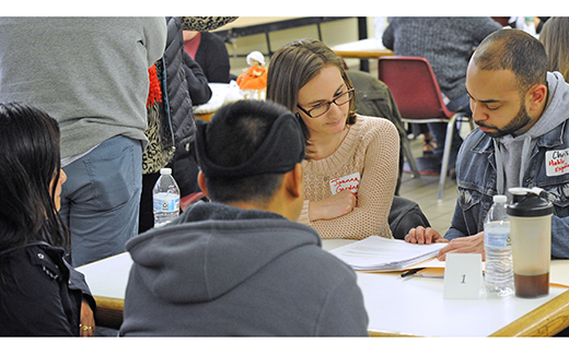 Joanna Gardner y Christian Velez-Vargas, estudiantes de la Facultad de Derecho de Rutgers, durante un taller en San José Pro-Catedral el 3 de febrero, ayudan a una pareja a designar un Poder Notarial que pueda tomar decisiones sobre el cuidado de sus hijos en caso de que una familia se separe por el arresto o la deportación de un padre.

Foto Alan M. Dumoff