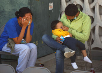 Una madre centroamericana deportada llora con su familia afuera del edificio del Instituto Nacional de Migración en Ciudad Juárez, México, el 5 de abril de 2021. (Foto CNS/José Luis González, Reuters)