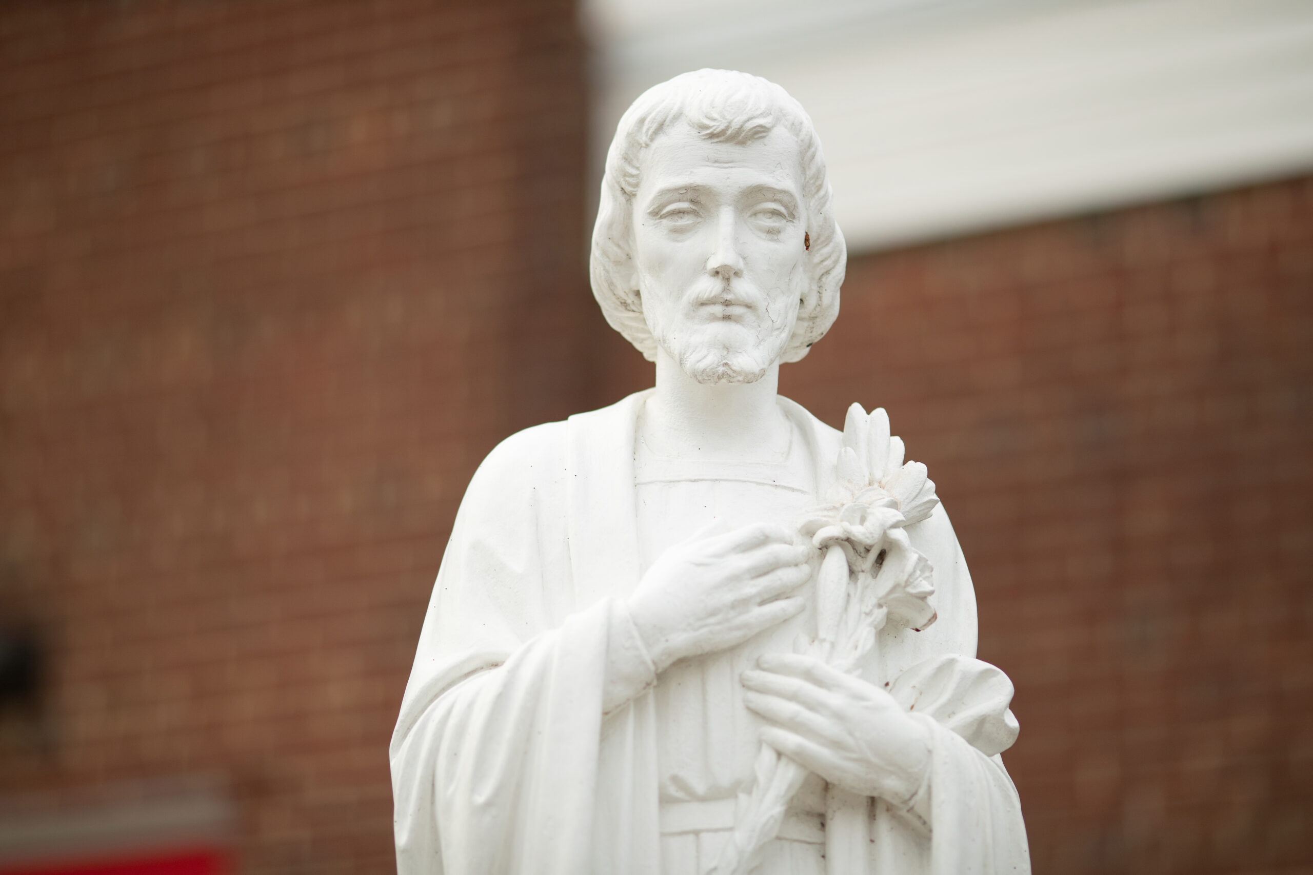 Una estatua de San José se ve fuera de la Pro-Catedral de San José, Camden. (Dave Hernandez)