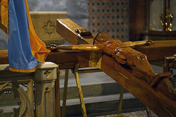 The "Cross of Gratitude" is seen March 24, 2022, at St. Patrick's Cathedral in New York City. The pilgrimage crucifix, which was created in Lviv, Urkaine, to mark the 2,000th anniversary of the passion, death and resurrection of Jesus in 2033, has traveled to more than 46 countries around the world. Currently, it is seen as a source of hope and trust in Christ during this time of war and crisis in Ukraine. (CNS photo/Gregory A. Shemitz)