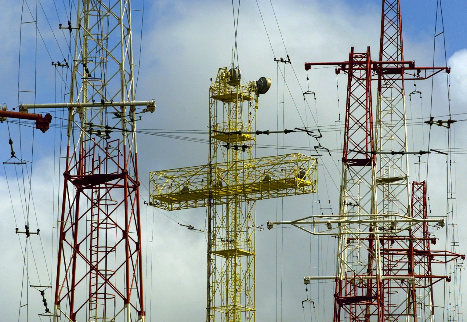 Vatican Radio antenna and transmitters -- one in the shape of a cross -- tower over a field in Cesano, north of Rome, March 13. Residents and environmental groups have charged the radio with contributing to electromagnetic pollution. They said the levels of radiation exceed Italy's stringent 1998 regulation of electromagnetic fields. (CNS photo from Reuters) (March 13, 2001) See VATICAN RADIO March 12, 2001.