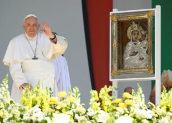 Pope Francis waves to the crowd after praying before an 18th-century copy of a famous Marian icon, right, following his celebration of Mass in Budapest's Kossuth Lajos Square April 30, 2023. (CNS photo/Vatican Media)