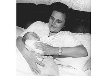 Italian mother Blessed Gianna Beretta Molla is pictured in 1956 with her first baby, Pierluigi. She is among six people -- and the only lay person -- to be canonized May 16 in St. Peter's Square. Blessed Molla died in 1962 after giving birth to her fourth child. During the pregnancy, in the interest of the child, she had declined medical treatment that might have saved her life. (CNS photo courtesy Catholic Press Photo) (Feb. 19, 2004) See POPE-SAINTS Feb. 19, 2004. (b/w only)