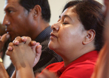 Catholics kneel during the consecration at a Mass celebrated at St. Martin of Tours Catholic Church in Gaithersburg, Md., July 23. A Vatican official with the Congregation for Divine Worship and the Sacraments wrote that kneeling is the most appropriate way to express humility before Jesus, who was "bowed down" for our sake. (CNS photo/Nancy Wiechec) (July 25, 2006) See KNEELING July 25, 2006.