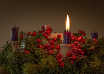 Advent wreath with evergreen boughs and red berries (Getty photos)