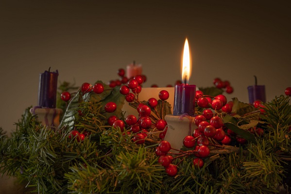 Advent wreath with evergreen boughs and red berries (Getty photos)