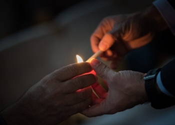 1 December 2017, Geneva, Switzerland: On World AIDS Day 2017, the World Council of Churches  Ecumenical Advocacy Alliance (WCC-EAA) brought together representatives of faith-based organizations as well as public sector and inter-governmental organizations at the Ecumenical Centre in Geneva on 1 December. The event saw a commemorative prayer service, an interactive art exhibition, and a round table discussion on how to improve access to testing and treatment for children and adolescents living with HIV, particularly by means of education. During the morning prayers, participants lit candles of hope, for those who live with HIV today, and in memory of those who have been lost to the disease.