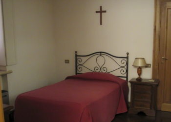 An unadorned bedroom at the Domus Sancta Marthae, the residence where cardinal electors will rest during the conclave, is seen in a 2004 file photo. A bus will transport most of the sequestered cardinals to and from the Sistine Chapel, although some may choose to walk. (CNS photo) (Feb. 19, 2013) See CONCLAVE-RESIDENCE Feb. 19, 2013.