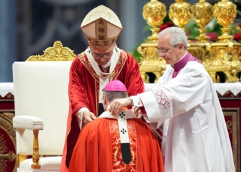 Pope Leo XIV presents the pallium to Archbishop W. Shawn McKnight of Kansas City, Kansas, during Mass in St. Peter’s Basilica at the Vatican June 29, 2025, the feast of Sts. Peter and Paul. The pallium symbolizes the archbishop’s authority and unity with the pope. (CNS photo/Lola Gomez)