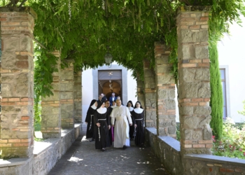 Pope Leo XIV visited members of the Italian Carabinieri in Castel Gandolfo and the Poor Clares in nearby Albano Laziale.
the local headquarters of the Carabinieri, a branch of the Italian military specialized in police work, to celebrate Mass in their chapel.
 a tree-planting ceremony with top officers. Pope Leo helped sprinkle some soil and water on a small cypress tree that had been propagated using small pieces of plant tissue taken from the 830-year-old "Cypress of St. Francis," the oldest cypress tree in Italy.
 the Monastery of the Poor Clares in Albano Laziale, which was founded in 1631 and borders part of the papal villas. 

(CNS photo/Vatican Media)