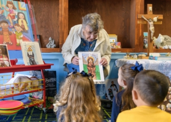 Photo by Joe Warner
Sister Joan Lorraine Kreutz, MSBT, teaches students Oct. 27 at Rosebud Academy Preschool in Barrington. Sister Joan Lorraine, who is 94, has been teaching or serving in administrative roles in Catholic schools for 75 years. Of her vocation, she says, “I can’t tell you how happy I am.”