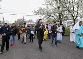 Foto por Lori M. Nichols
El padre Ariel Hernández, párroco de la parroquia Nuestra Señora del Santísimo Sacramento de Newfield, participa en el Vía Crucis en español.