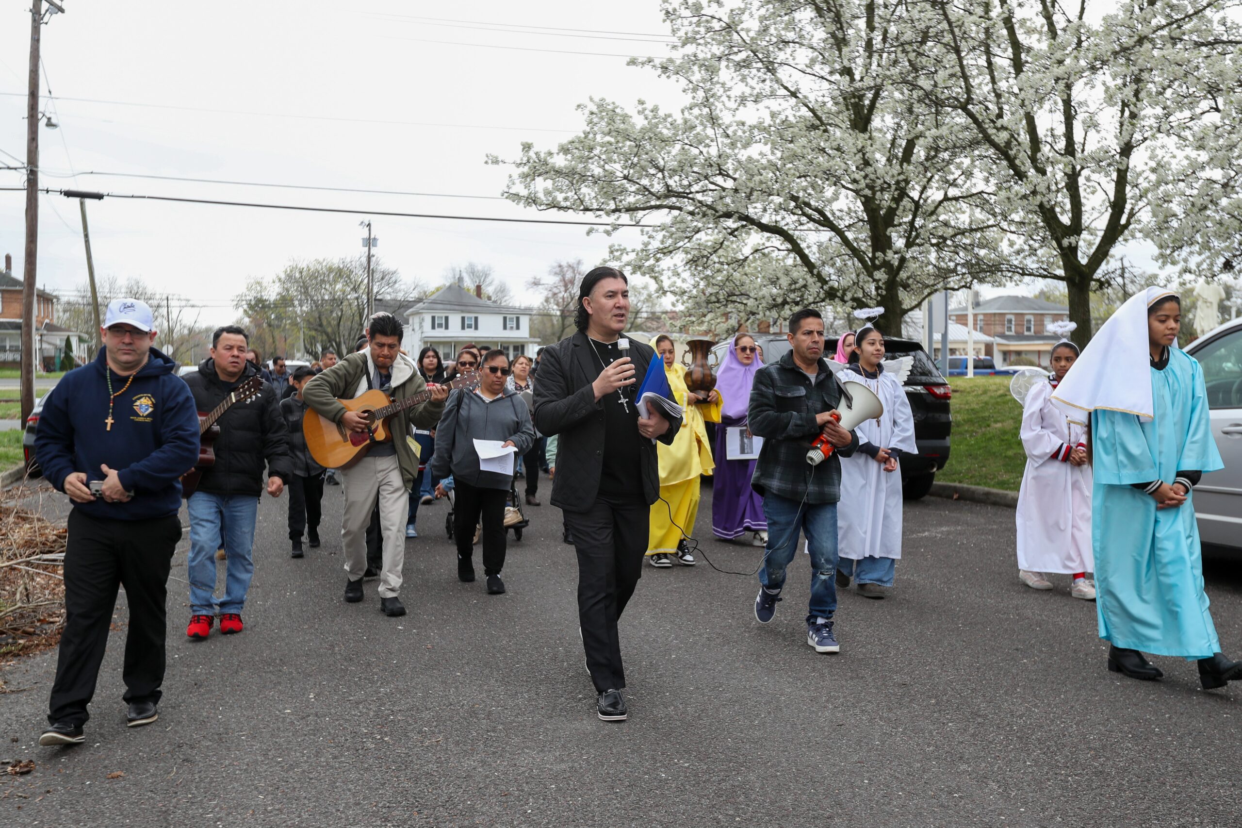 Los feligreses de Galloway y Newfield participan en el Vía Crucis