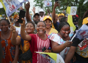 People react as Pope Leo XIV arrives for a visit at Jean Pierre Olie Psychiatric Hospital in Malabo, Equatorial Guinea, April 21, 2026, as he begins his apostolic visit to the African nation. (OSV News photo/Guglielmo Mangiapane, Reuters)