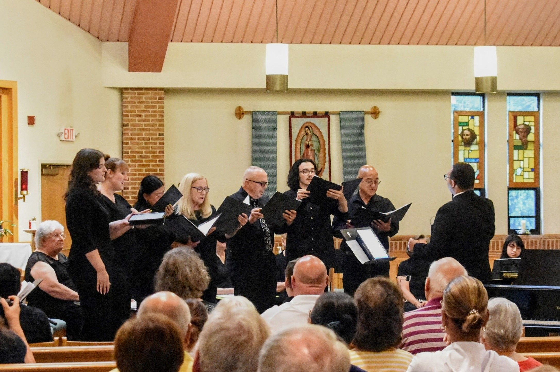 Cortesía fotos
El diácono Nickolas Naticchione dirige el concierto “Una Parroquia, Una Voz” en el verano de 2024 en el Santuario Parroquial Nuestra Señora de Guadalupe en Lindenwold.