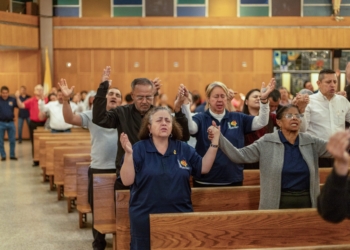 Fotos por Frank Scaramuzzo
Los Católicos se reúnen en los bancos para cantar alabanzas, escuchar música y rezar espontáneamente la noche del 16 de mayo.