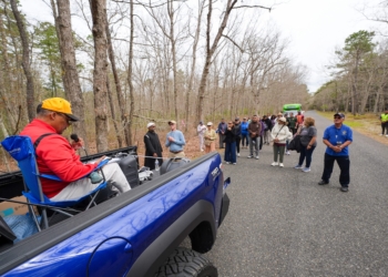 Foto de Tim Hawk
Santiago Murray guía a los peregrinos en el Vía Crucis, en el trayecto entre el municipio de Mullica y Egg Harbor City, el 2 de mayo.