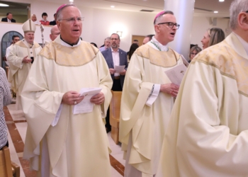 Fotos por John Batkowski / Diócesis de Metuchen
El obispo John Dolan, de la Diócesis de Phoenix, y el obispo José Williams entran en procesión a la capilla al comienzo de la Misa del 2 de mayo, antes en la Conferencia Católica de Salud Mental de Nueva Jersey.
